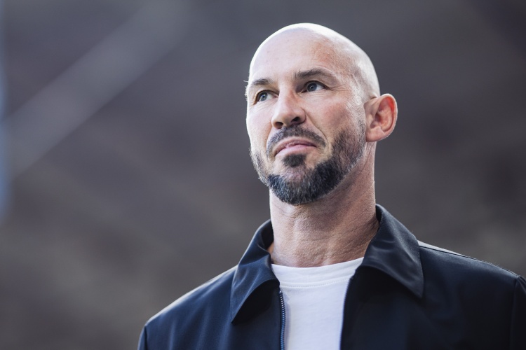 球派体育官网-伊尔泽：从电工到带霍村德甲竞争欧冠席位我是如何做到的？